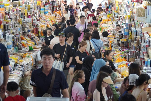 Hàn Quốc là nguồn khách áp đảo trong chợ Hàn. Ảnh: Thanh Hiền Hàn Quốc là nguồn khách áp đảo trong chợ Hàn. Ảnh: Thanh Hiền