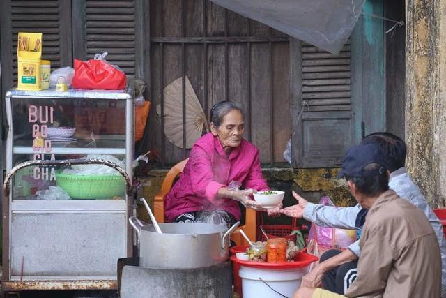 Bún bò Huế là món ăn nổi tiếng gắn liền với thành phố Huế Bún bò Huế là món ăn nổi tiếng gắn liền với thành phố Huế