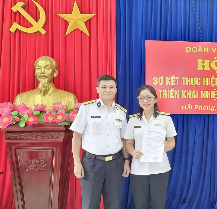 NSƯT Phương Anh vừa được thăng hàm Thượng tá ở tuổi 42.