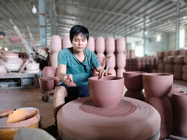 Một thợ trẻ nối tiếp niềm đam mê gốm