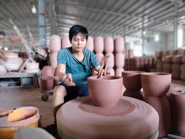 Một thợ trẻ nối tiếp niềm đam mê gốm