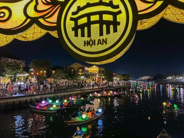Sông Hoài - Hội An về đêm Sông Hoài - Hội An về đêm