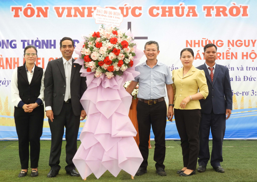 Đại diện lãnh đạo phường Chi Lăng tặng lẵng hoa chúc mừng nhân dịp Hội đồng thành lập Chi hội Tin lành Plei Châm Aneh. Ảnh: T.N