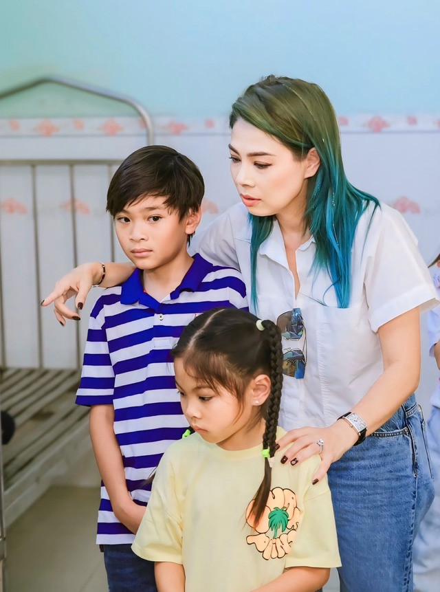 Trong chuyến về Việt Nam lần này, Thanh Thảo tranh thủ đưa con đi thiện nguyện Trong chuyến về Việt Nam lần này, Thanh Thảo tranh thủ đưa con đi thiện nguyện