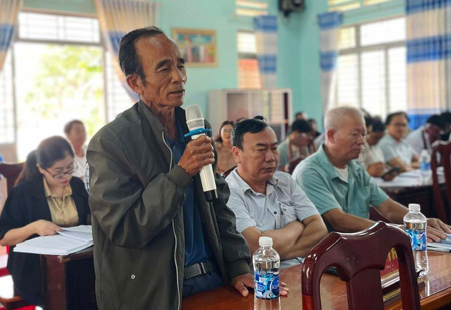 Cử tri Nguyễn Đình Quí (thôn 19, xã Ia Tiêm) trình bày kiến nghị. Ảnh: P.D