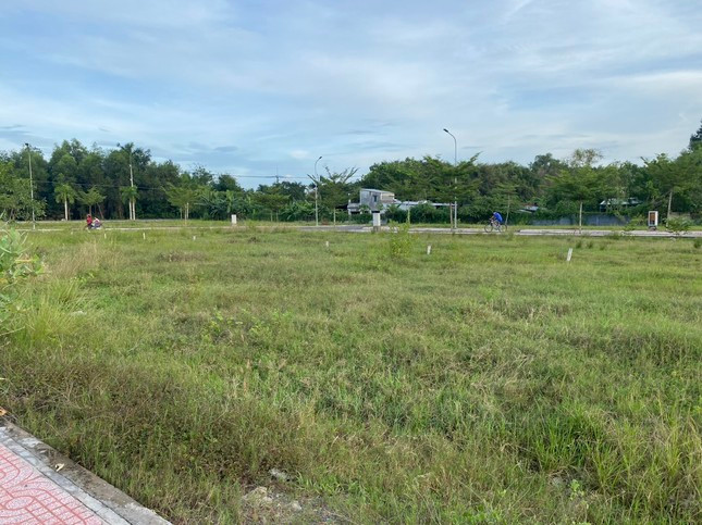 TPHCM nên tiếp tục áp dụng bảng giá đất và hệ số điều chỉnh giá đất hiện hành trong giai đoạn từ nay đến ngày 31/12/2025 theo quy định tại khoản 1 Điều 257 Luật Đất đai 2024. TPHCM nên tiếp tục áp dụng bảng giá đất và hệ số điều chỉnh giá đất hiện hành trong giai đoạn từ nay đến ngày 31/12/2025 theo quy định tại khoản 1 Điều 257 Luật Đất đai 2024.