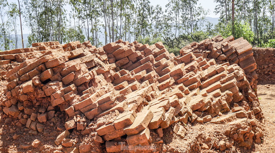 Theo TS. Phạm Văn Triệu - Viện khảo cổ học Việt Nam, phế tích tháp Đại Hữu được xây dựng trên đỉnh núi với bề mặt là đá. Trước khi xây dựng tháp người Chăm đã đục những tảng đá để tạo mặt bằng nhất định. Tiếp theo người thợ phủ một lớp đất mỏng đầm nện chặt, lớp này có tác dụng ổn định phần móng và mặt bằng, rồi tiến hành xây gạch và đá lên. Theo TS. Phạm Văn Triệu - Viện khảo cổ học Việt Nam, phế tích tháp Đại Hữu được xây dựng trên đỉnh núi với bề mặt là đá. Trước khi xây dựng tháp người Chăm đã đục những tảng đá để tạo mặt bằng nhất định. Tiếp theo người thợ phủ một lớp đất mỏng đầm nện chặt, lớp này có tác dụng ổn định phần móng và mặt bằng, rồi tiến hành xây gạch và đá lên.