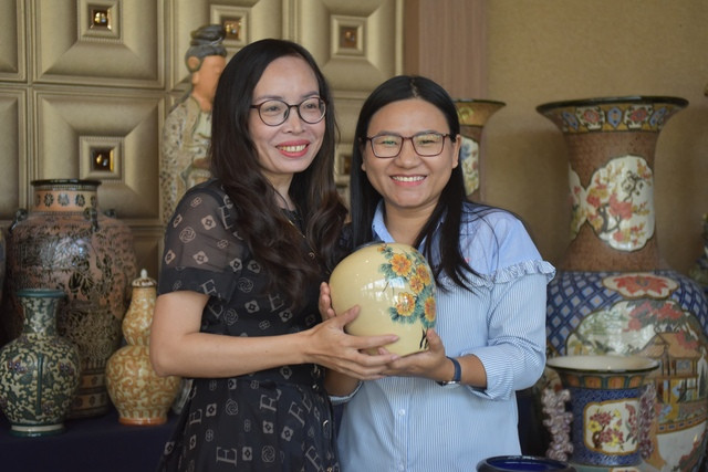 Du khách hào hứng với sản phẩm gốm