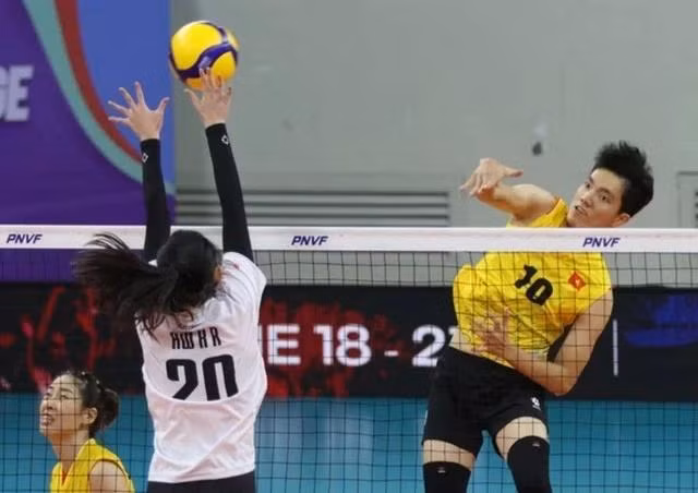 Nguyễn Thị Bích Tuyền (áo vàng) tiếp tục thể hiện phong độ tốt trong màu áo đội tuyển bóng chuyền nữ Việt Nam