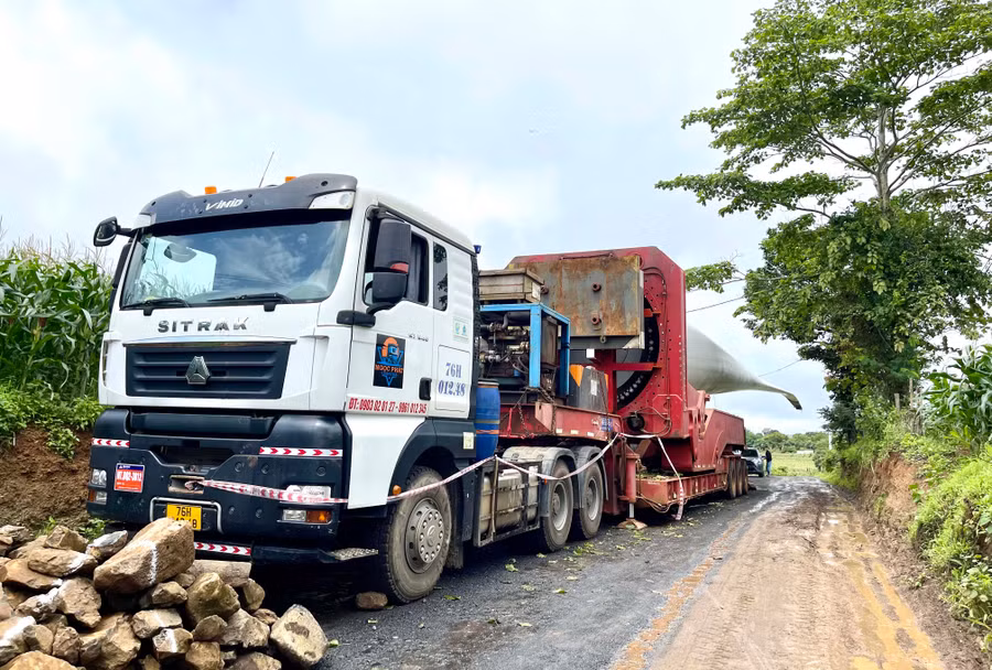 Vì quá bức xúc, một số người dân bị ảnh hưởng trong vùng dự án đã lấy đá chặn không cho xe chở cánh quạt điện gió di chuyển vào khu vực Nhà máy Điện gió Ia Le 1. Ảnh: V.T (chụp ngày 30-7)