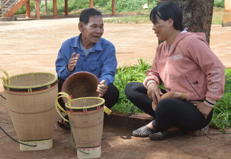 Đảng viên, già làng Rơ Mah Chun (làng O Ngol, xã Ia Vê, huyện Chư Prông) trò chuyện cùng người dân. Ảnh: P.D Đảng viên, già làng Rơ Mah Chun (làng O Ngol, xã Ia Vê, huyện Chư Prông) trò chuyện cùng người dân. Ảnh: P.D