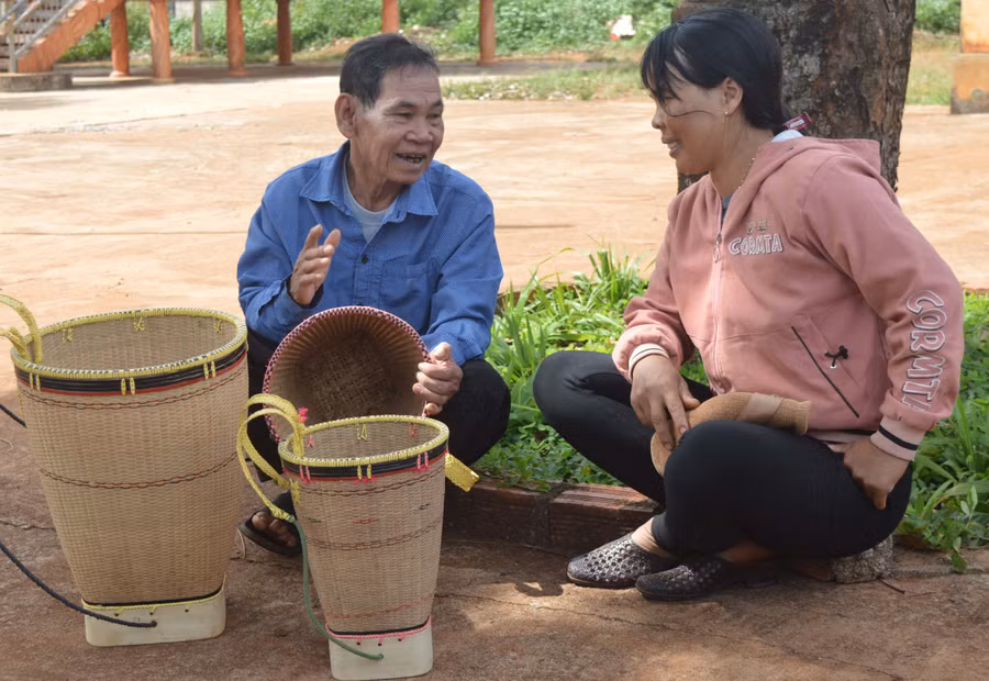 Đảng viên, già làng Rơ Mah Chun (làng O Ngol, xã Ia Vê, huyện Chư Prông) trò chuyện cùng người dân. Ảnh: P.D