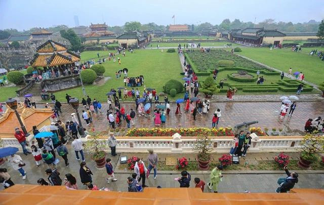 Du khách tham quan Đại nội Huế Du khách tham quan Đại nội Huế