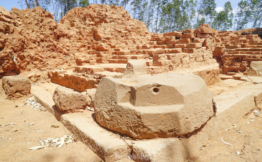 Cũng theo TS. Triệu, từ những di tích và di vật, so sánh với kiến trúc tháp Chămpa đã được khai quật nghiên cứu, kết hợp các minh văn đã được phát hiện từ trước cho đến nay, có khả năng phế tích tháp Đại Hữu có niên đại khoảng giữa thế kỷ 13. Trong quá trình khai quật phát hiện các mảnh gốm gia dụng có niên đại khoảng thế kỷ 17-18. Cũng theo TS. Triệu, từ những di tích và di vật, so sánh với kiến trúc tháp Chămpa đã được khai quật nghiên cứu, kết hợp các minh văn đã được phát hiện từ trước cho đến nay, có khả năng phế tích tháp Đại Hữu có niên đại khoảng giữa thế kỷ 13. Trong quá trình khai quật phát hiện các mảnh gốm gia dụng có niên đại khoảng thế kỷ 17-18.