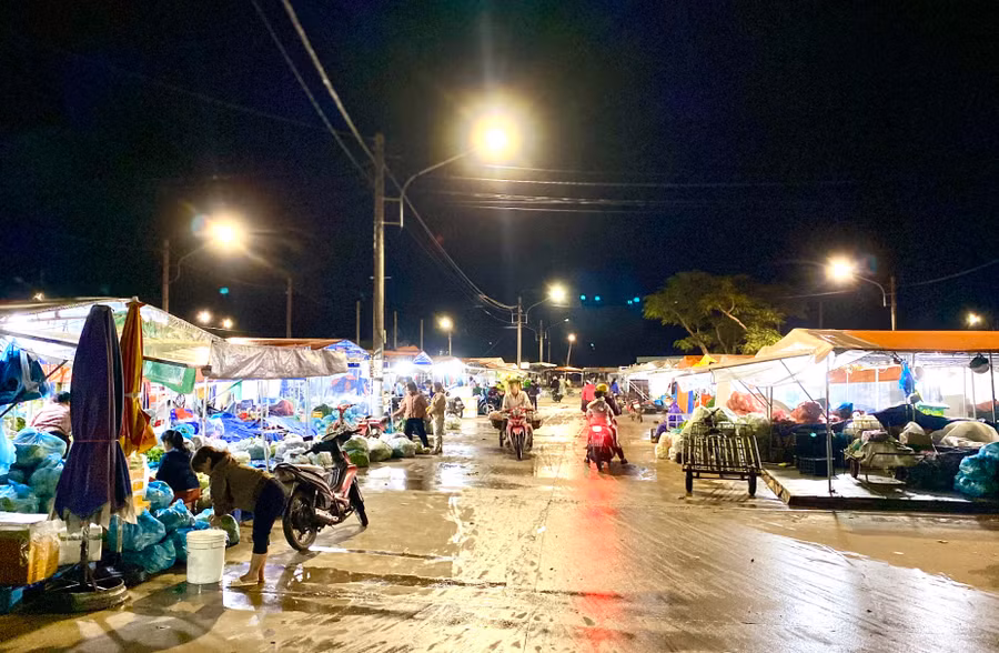 Chợ tạm rau, củ, quả phường Ia Kring đã đi vào hoạt động ổn định sau 4 tháng di dời. Ảnh: Hà Duy