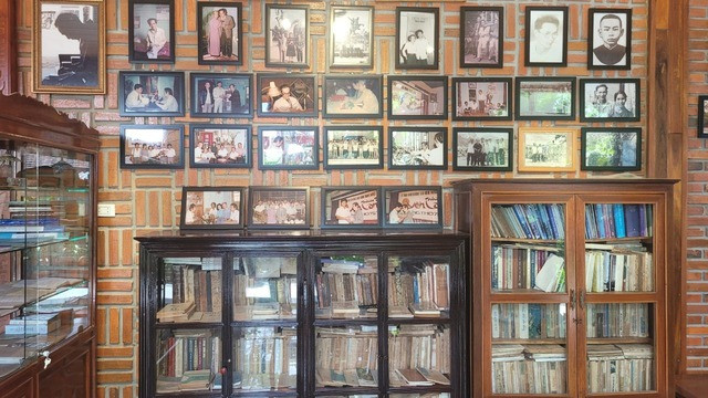 Các hiện vật liên quan đến nhà thơ Yến Lan được trưng bày tại nhà lưu niệm của nhà thơ này Các hiện vật liên quan đến nhà thơ Yến Lan được trưng bày tại nhà lưu niệm của nhà thơ này