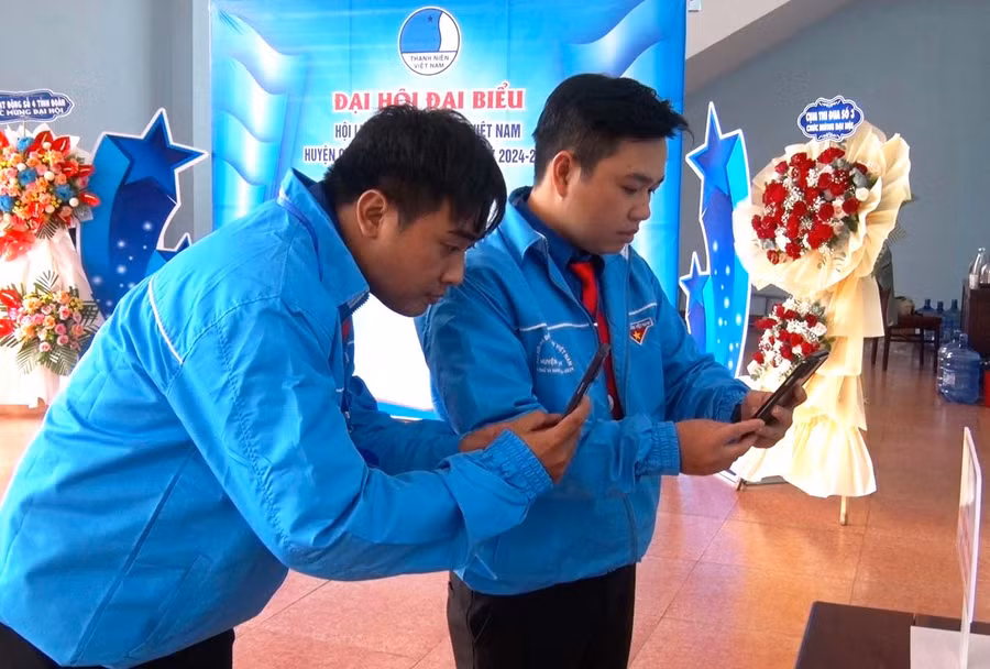 Các đại biểu tham dự Đại hội đại biểu Hội LHTN Việt Nam huyện Chư Păh quét mã QR để điểm danh. Ảnh: H.Đ