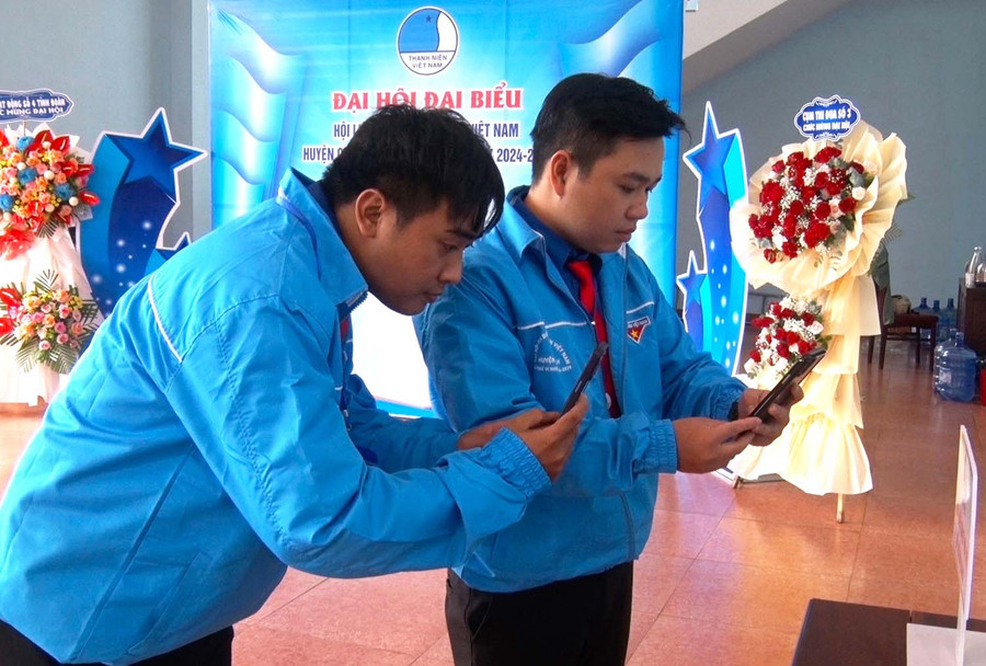 Các đại biểu tham dự Đại hội đại biểu Hội LHTN Việt Nam huyện Chư Păh quét mã QR để điểm danh. Ảnh: H.Đ