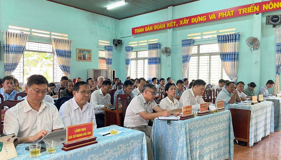 Các đại biểu tham dự hội nghị tiếp xúc cử tri. Ảnh: P.D