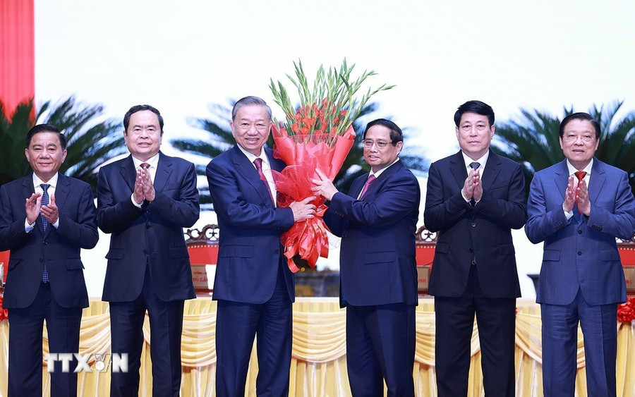 Ủy viên Bộ Chính trị, Thủ tướng Phạm Minh Chính thay mặt các đồng chí lãnh đạo chủ chốt, lãnh đạo cấp cao của Đảng, Nhà nước tặng hoa chúc mừng đồng chí Tô Lâm được bầu giữ chức Tổng Bí thư khóa XIII. (Ảnh: Dương Giang/TTXVN) Ủy viên Bộ Chính trị, Thủ tướng Phạm Minh Chính thay mặt các đồng chí lãnh đạo chủ chốt, lãnh đạo cấp cao của Đảng, Nhà nước tặng hoa chúc mừng đồng chí Tô Lâm được bầu giữ chức Tổng Bí thư khóa XIII. (Ảnh: Dương Giang/TTXVN)