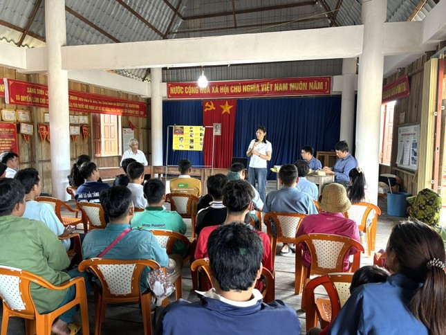 Đoàn chuyên gia của Viện Vật lý Địa cầu hướng dẫn người dân cách ứng phó khi xảy ra động đất. Ảnh: Thiều Vân