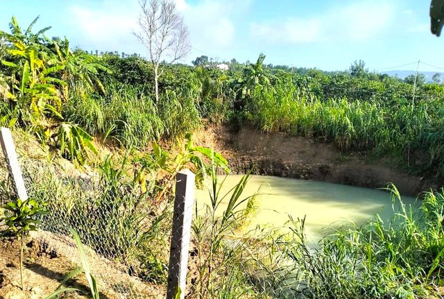 Ao nước trong vườn mà 2 bé gái bị chết đuối Ao nước trong vườn mà 2 bé gái bị chết đuối