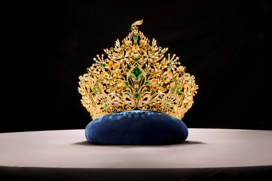 Cận cảnh vương miện Miss Grand Vietnam 2024 được chế tác từ vàng 24K, hơn 1.000 viên đá kim vương zirconia và ngọc lục bảo Cận cảnh vương miện Miss Grand Vietnam 2024 được chế tác từ vàng 24K, hơn 1.000 viên đá kim vương zirconia và ngọc lục bảo