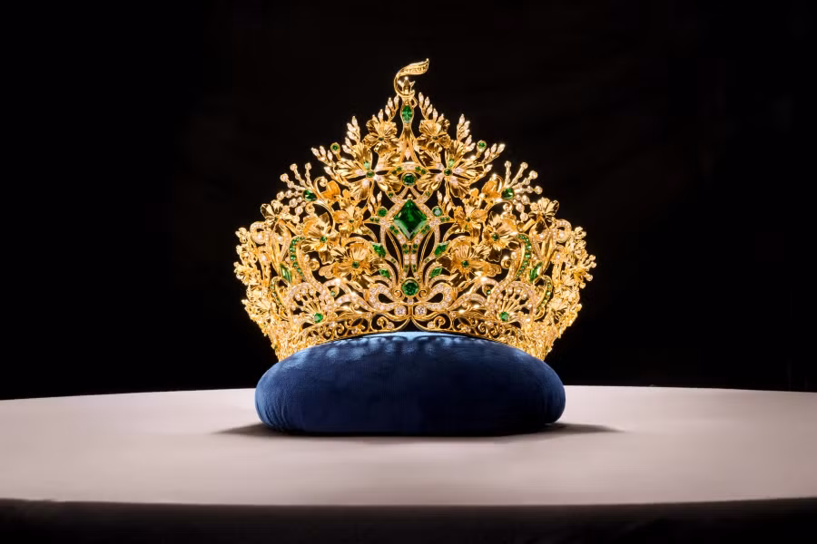 Cận cảnh vương miện Miss Grand Vietnam 2024 được chế tác từ vàng 24K, hơn 1.000 viên đá kim vương zirconia và ngọc lục bảo