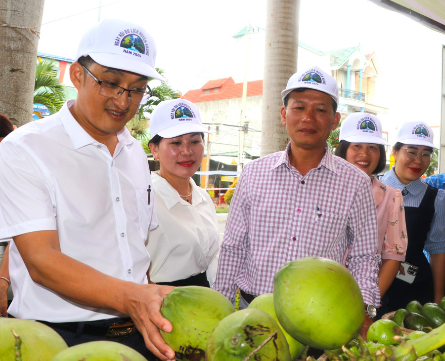 Ông Nguyễn Mạnh Cường (bên trái)-Phó Chủ UBND huyện Kbang, Trưởng Ban tổ chức Ngày hội Du lịch huyện Kbang năm 2024 tham quan các gian hàng. Ảnh: N.M Ông Nguyễn Mạnh Cường (bên trái)-Phó Chủ UBND huyện Kbang, Trưởng Ban tổ chức Ngày hội Du lịch huyện Kbang năm 2024 tham quan các gian hàng. Ảnh: N.M