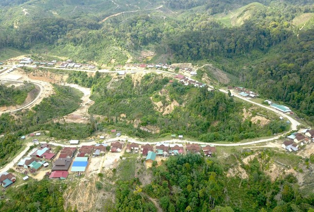 Nhà người dân vùng tâm chấn động đất ở huyện Kon Plông thường nằm ven núi.