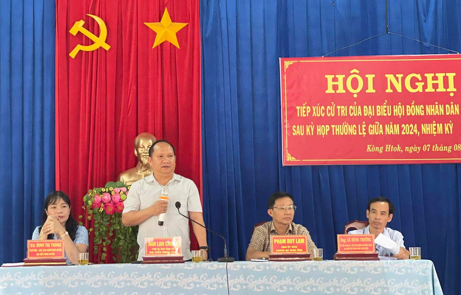 Phó Bí thư Tỉnh ủy Rah Lan Chung phát biểu tại buổi tiếp xúc cử tri. Ảnh: P.D