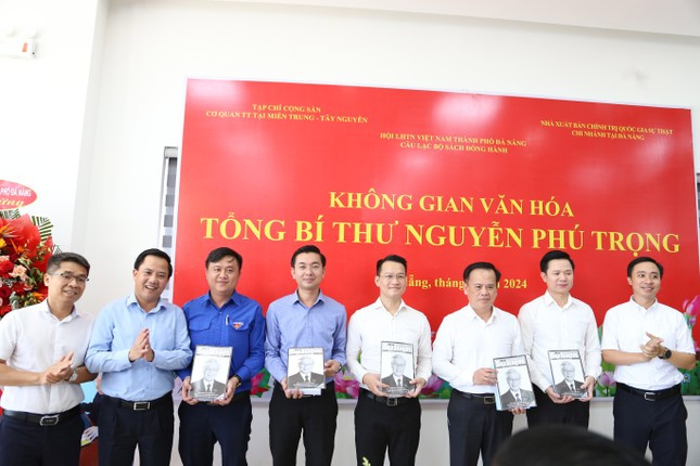 BTC trao tặng sách của Tổng Bí thư Nguyễn Phú Trọng cho các cơ quan, đơn vị trên địa bàn Đà Nẵng BTC trao tặng sách của Tổng Bí thư Nguyễn Phú Trọng cho các cơ quan, đơn vị trên địa bàn Đà Nẵng
