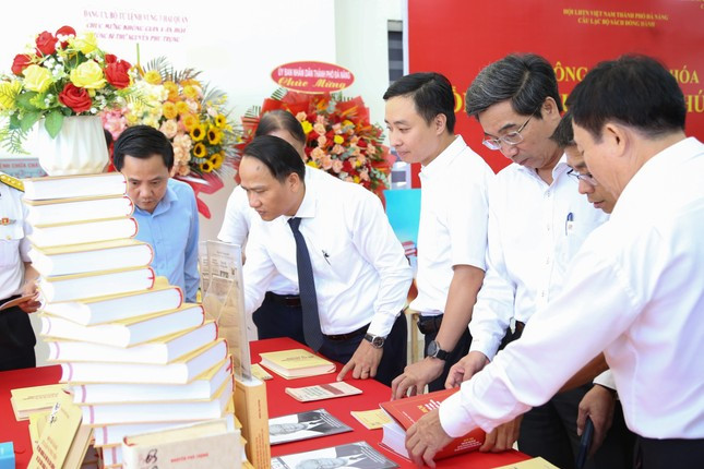 Không gian văn hóa Tổng Bí thư Nguyễn Phú Trọng giới thiệu 40 đầu sách và hơn 100 bài viết của cố Tổng Bí thư. Ảnh: Giang Thanh