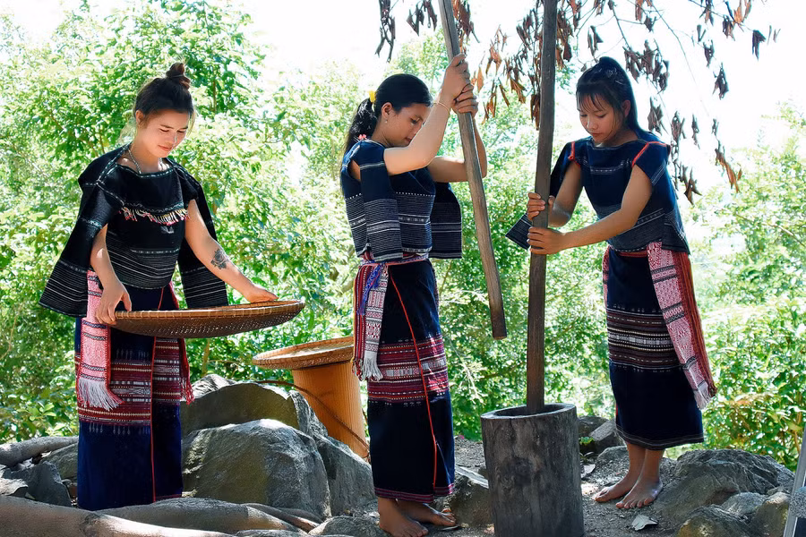 Thiếu nữ Bahnar tái hiện không gian giã gạo trong “Lễ tỉa lúa đầu năm". Ảnh: Đ.T