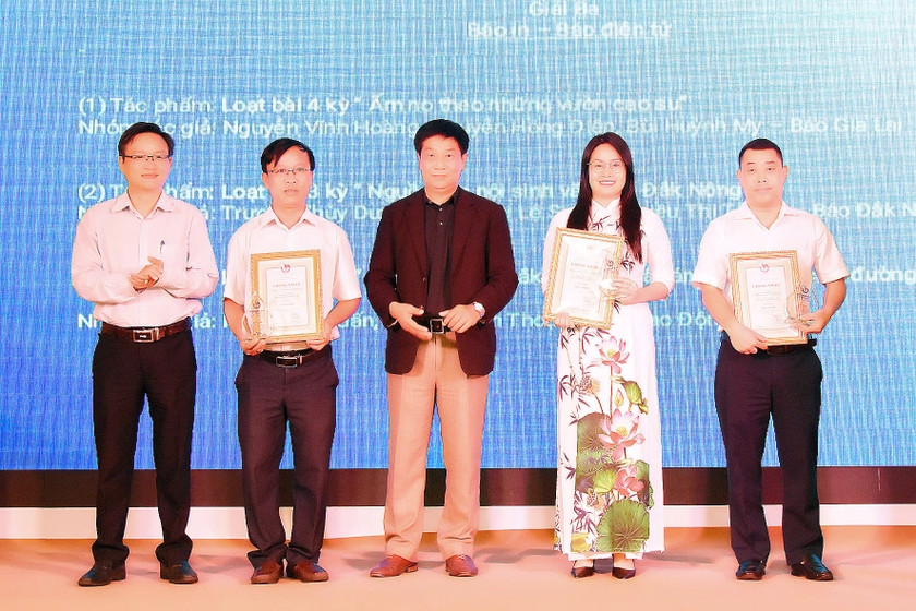 Nhà báo Nguyễn Vĩnh Hoàng (thứ 2 từ trái sang), đại diện nhóm tác giả của Báo Gia Lai nhận giải Ba với loạt bài 4 kỳ “Ấm no theo những vườn cao su” tại Giải Báo chí Tây Nguyên lần thứ I-2023. Ảnh: Đức Thuỵ