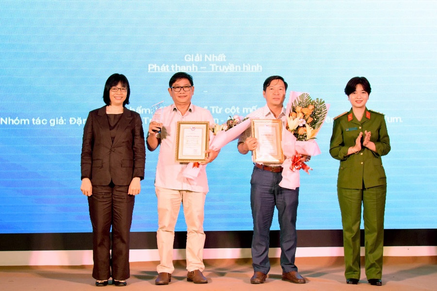 Phó Chủ tịch phụ trách UBND tỉnh Nguyễn Thị Thanh Lịch (bìa trái) và Phó Giám đốc Công an tỉnh Ksor H’Bơ Khắp (bìa phải) trao giải nhất loại hình phát thanh-truyền hình cho nhóm tác giả của Đài Phát thanh-Truyền hình tỉnh Kon Tum. Ảnh: Đ.T