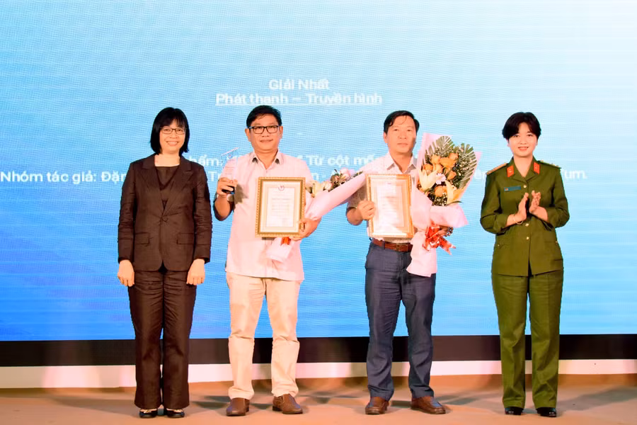 Phó Chủ tịch phụ trách UBND tỉnh Nguyễn Thị Thanh Lịch (bìa trái) và Phó Giám đốc Công an tỉnh Ksor H’Bơ Khắp (bìa phải) trao giải nhất loại hình phát thanh-truyền hình cho nhóm tác giả của Đài Phát thanh-Truyền hình tỉnh Kon Tum. Ảnh: Đ.T