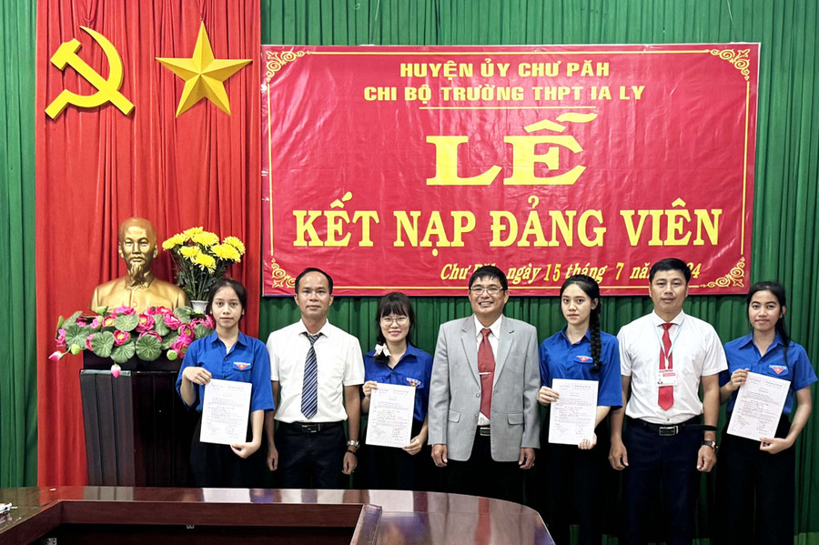 Chi bộ Trường THPT Ia Ly kết nạp 4 đoàn viên học sinh vào Đảng năm học 2023-2024. Ảnh: H.Đ.T