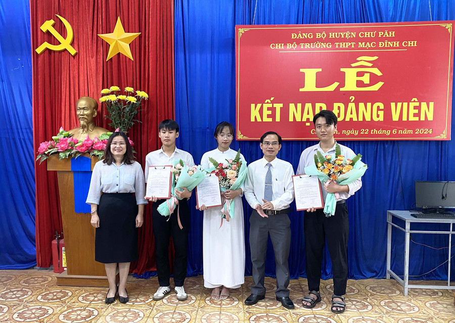 Chi bộ Trường THPT Mạc Đĩnh Chi (huyện Chư Păh) tổ chức kết nạp đảng viên cho 3 học sinh. Ảnh: H.Đ.T