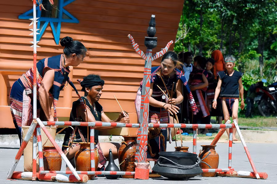 Tại Làng kháng chiến Stơr (xã Tơ Tung) diễn ra lễ phục dựng lễ hội “Tỉa lúa đầu năm”. Ảnh: Đ.T