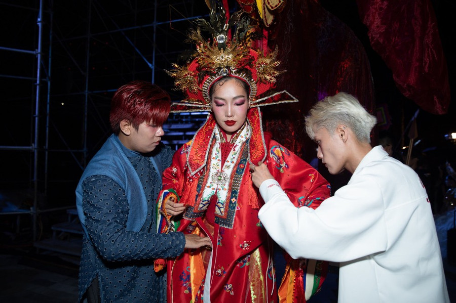 Các nhà thiết kế trẻ đã cố gắng đưa văn hóa truyền thống vào các thiết kế. (Ảnh: CTV/Vietnam+)