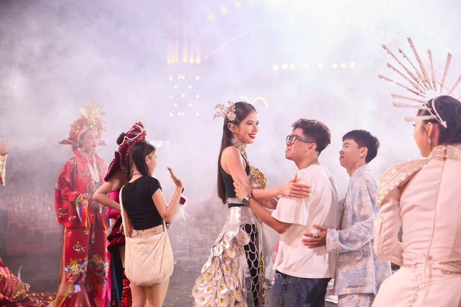 Sân khấu sau phần thi đặc biệt. (Ảnh: CTV/Vietnam+)