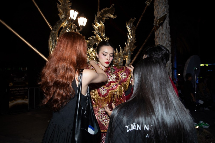 Hầu hết các trang phục văn hóa dân tộc của cuộc thi năm nay đều khá cồng kềnh. (Ảnh: CTV/Vietnam+)