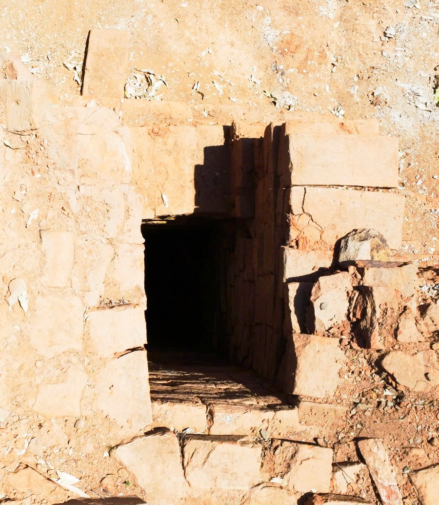 Chính giữa lòng tháp là hố thiêng, đây là kiến trúc trung tâm của ngôi tháp, nằm dưới nền gạch kiến trúc tháp. Chính giữa lòng tháp là hố thiêng, đây là kiến trúc trung tâm của ngôi tháp, nằm dưới nền gạch kiến trúc tháp.