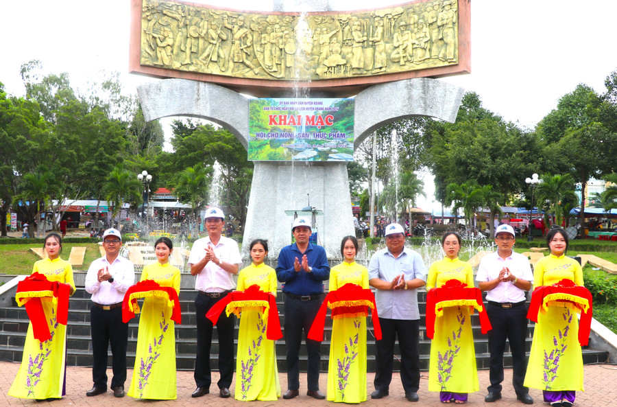 Các đồng chí lãnh đạo huyện Kbang cắt băng khai mạc Hội chợ nông sản, thực phẩm vùng đồng bào dân tộc thiểu số và miền núi huyện Kbang năm 2024. Ảnh: N.M Các đồng chí lãnh đạo huyện Kbang cắt băng khai mạc Hội chợ nông sản, thực phẩm vùng đồng bào dân tộc thiểu số và miền núi huyện Kbang năm 2024. Ảnh: N.M