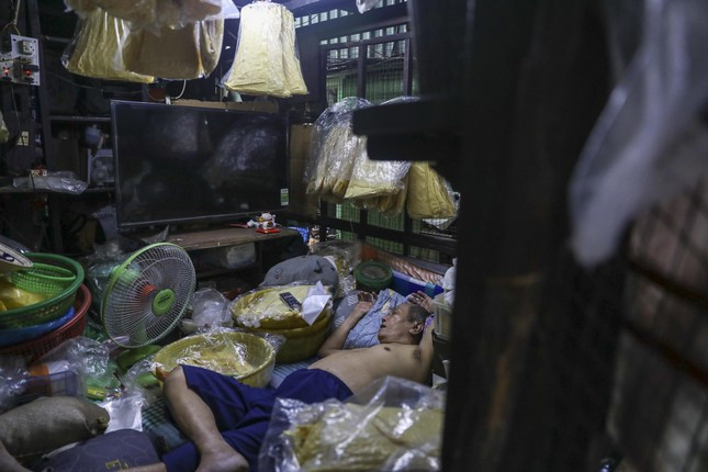 Ở nhà siêu nhỏ, nhiều người chỉ mong có nơi ngủ thẳng chân, không ngập ngụa hàng hóa. Ảnh: Duy Anh Ở nhà siêu nhỏ, nhiều người chỉ mong có nơi ngủ thẳng chân, không ngập ngụa hàng hóa. Ảnh: Duy Anh