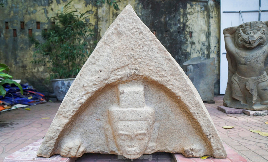 Quá trình khai quật đã tìm thấy 156 hiện vật bằng đá với nhiều loại hình và kích thước khác nhau. Ngoài ra, quá trình khai quật còn phát hiện được 522 hiện vật chất liệu đất nung (chưa tính hiện vật gạch). Quá trình khai quật đã tìm thấy 156 hiện vật bằng đá với nhiều loại hình và kích thước khác nhau. Ngoài ra, quá trình khai quật còn phát hiện được 522 hiện vật chất liệu đất nung (chưa tính hiện vật gạch).