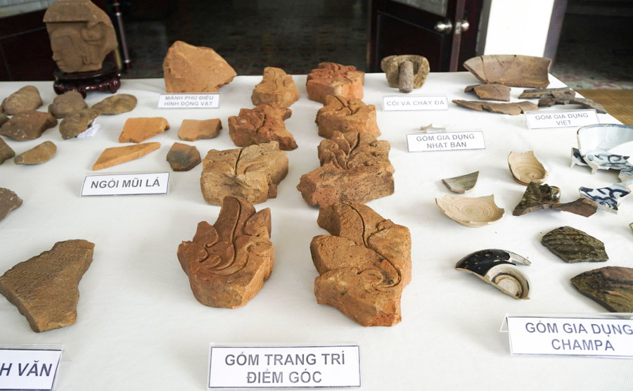 Những hiện vật được phát hiện sau khi khai quật. Những hiện vật được phát hiện sau khi khai quật.