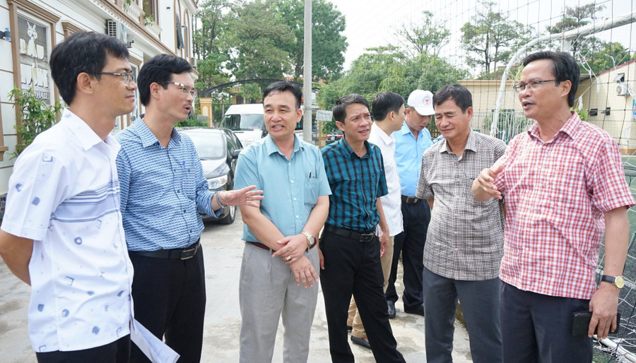 Đồng chí Lê Ngọc Quý-Chủ tịch UBND huyện Ia Grai (bìa phải) đang trao đổi với lãnh đạo huyện Triệu Sơn (tỉnh Thanh Hóa). Ảnh: P.L