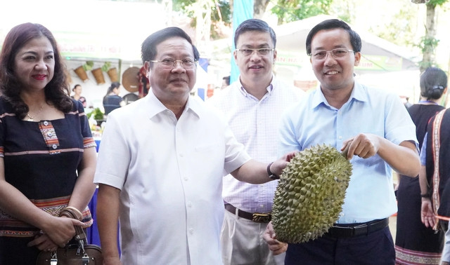 Lãnh đạo tỉnh Kon Tum thăm các gian hàng trưng bày sản phẩm OCOP Lãnh đạo tỉnh Kon Tum thăm các gian hàng trưng bày sản phẩm OCOP